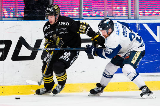 s Jonathan Andersson tar sig förbi Karlskogas Fredrik