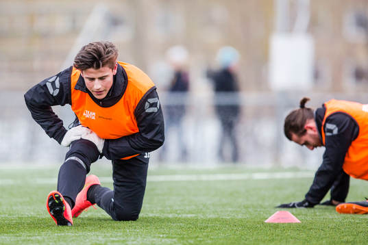 Landskrona spelare stretchar