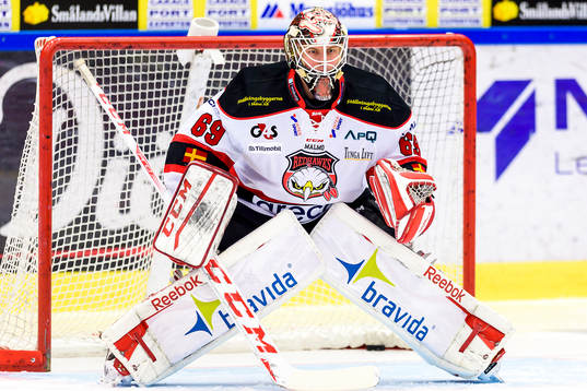 Malmö Redhawks målvakt Oscar Alsenfelt på uppvärmning