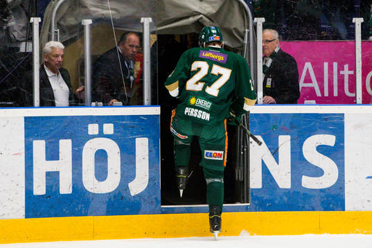 Färjestads John Persson lämnar isen skadad
