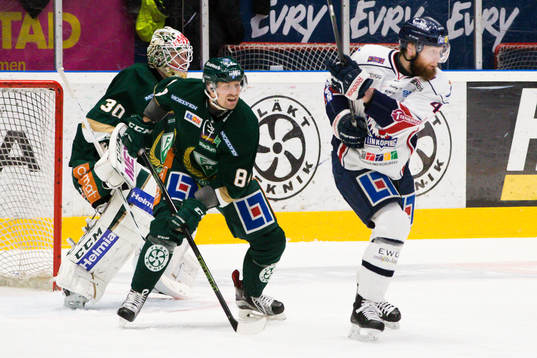 Färjestads målvakt Lars Haugen , Tomas Skogs och