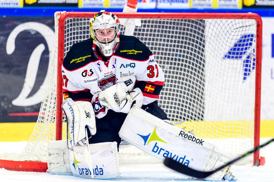 Malmö Redhawks målvakt Jonas Gunnarsson räddar ett skott