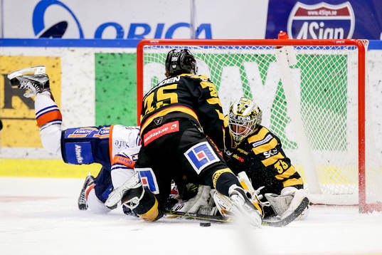 Skellefteås Axel Holmström och målvakt Markus Svensson