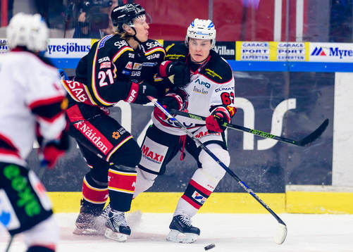 Luleås Emil Sylvegård tacklar Malmö Redhawks Fredrik
