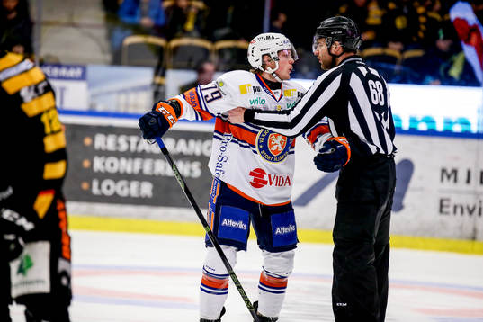 Växjös Patrik Lundh  och Linjedomare Emil Yletyinen