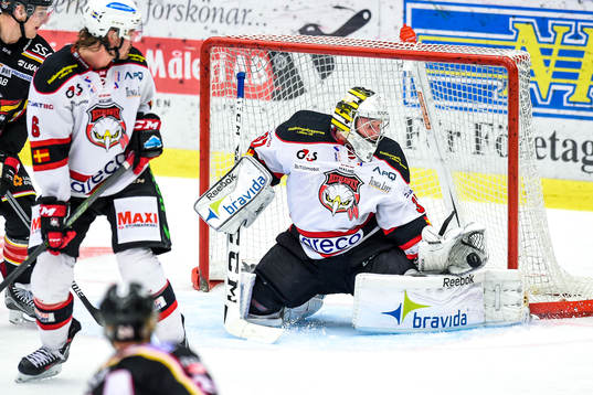 Malmö Redhawks målvakt Jonas Gunnarsson räddar skott