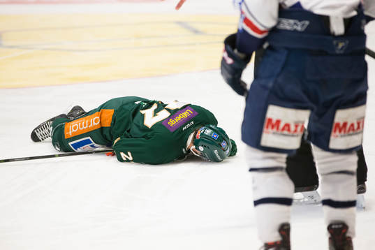 Färjestads John Persson ligger skadad på isen