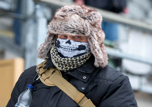 En frusen supporter på läktaren på Gamla IP