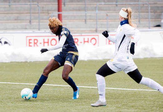 Rosengårds Gaëlle Enganamouit skjuter in 3-1 målet och