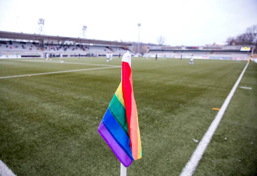 Regnbågflagga som hörnflagga på Gamla IP