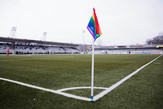 Regnbågflagga som hörnflagga på Gamla IP