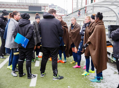 Rosengårds spelar värmer sig med filtar