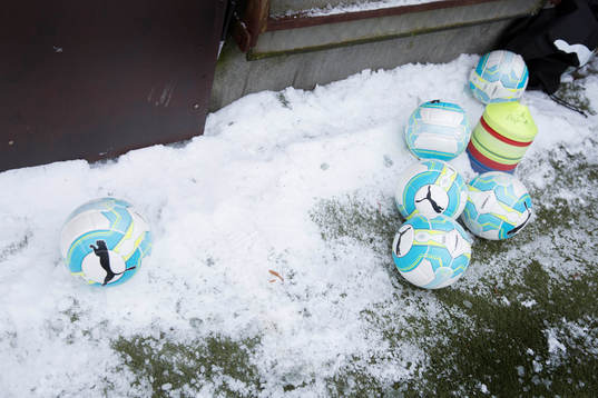 Snödrivor i kanterna på planen på Gamla IP