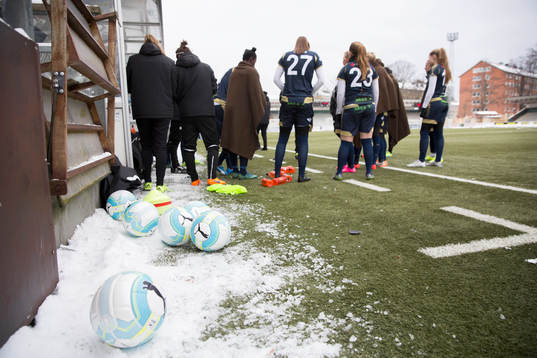 Snödrivor i kanterna på planen på Gamla IP