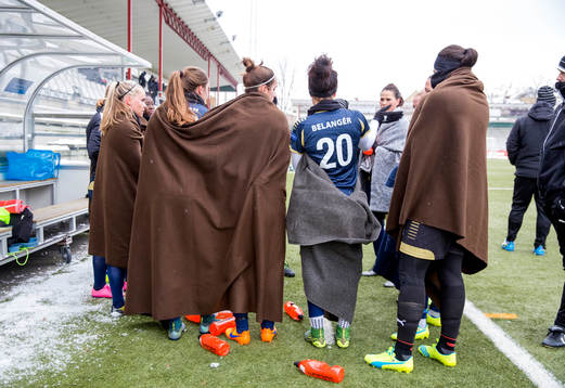 Rosengårds spelar värmer sig med filtar