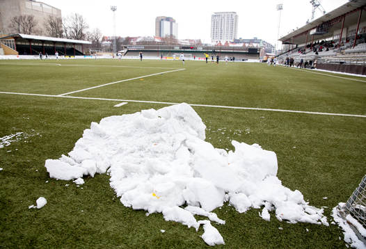 Snödrivor i kanterna på planen på Gamla IP