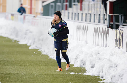Rosengårds Ali Riley hämtar bollen i snödrivorna