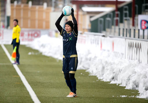 Rosengårds Ali Riley hämtar bollen i snödrivorna