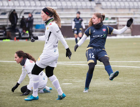 Rosengårds Lieke Martens skjuter mål