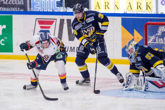 s Niklas Hansson framför HV71:s mål