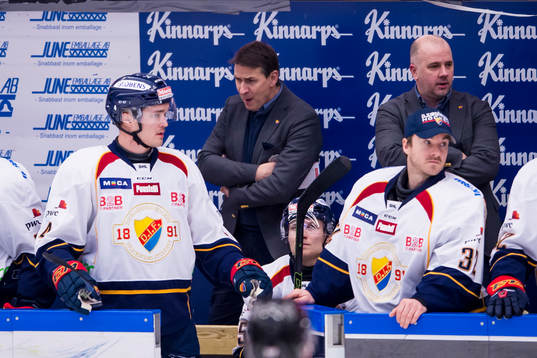 Djurgårdens tränare Hans Särkijärvi irriterad