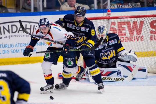 s Jere Karalahti framför HV71:s mål