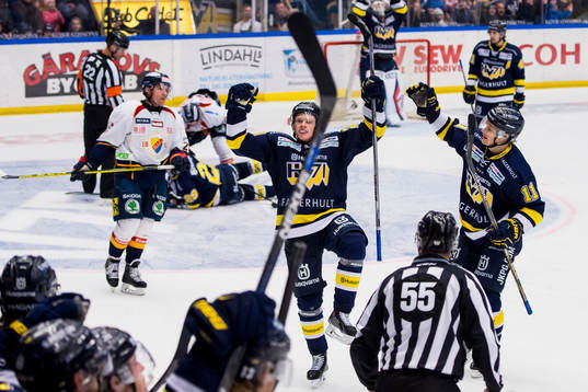 s Lawrence Pilut (mitt i bild) jublar