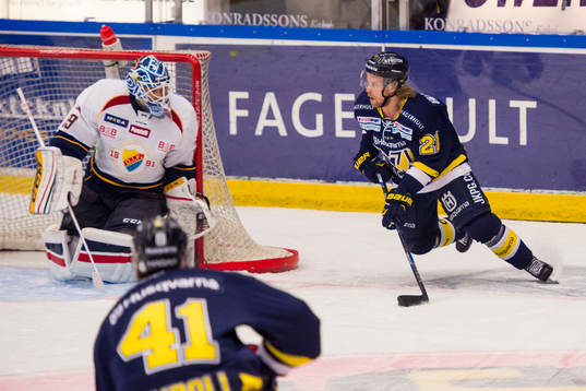 s Mattias Tedenby och Djurgårdens målvakt Mantas Armalis