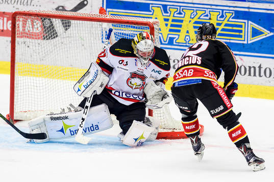 Malmö Redhawks målvakt Jonas Gunnarsson räddar ett skott