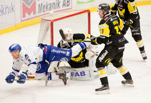 Lukas Eriksson i Leksand ramlar framför mål
