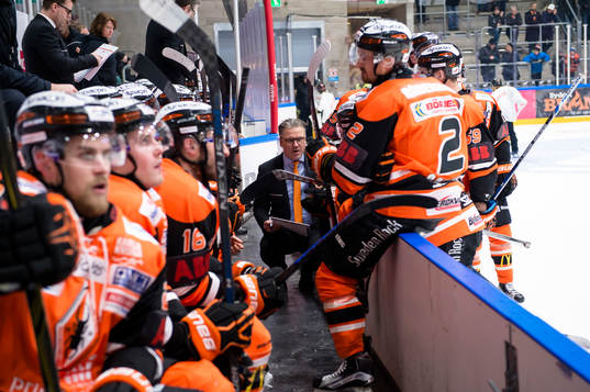 Karlskronas tränare Per Hånberg pratar med laget