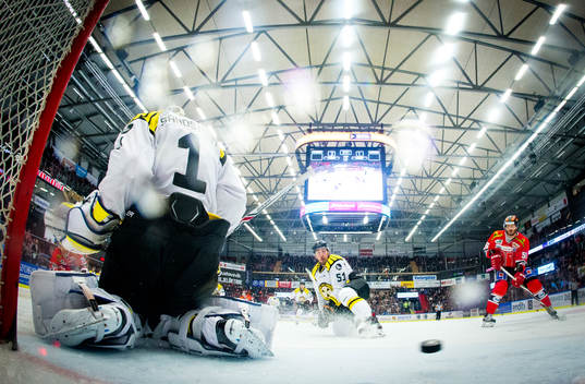 Brynäs målvakt Felix Sandström, Marc Zanetti och