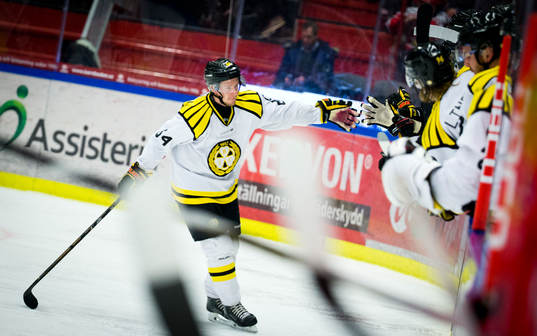 Brynäs Jonathan Pudas gör 1-1 och jublar