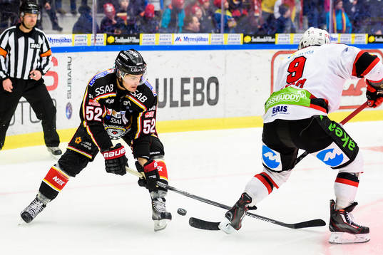 Luleås Karl Fabricius försöker stoppa Malmö Redhawks