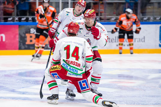 Modos Emil Pettersson har gjort 2-2 och jublar