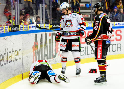 Malmö Redhawks Nicklas Jadeland ligger skadad på isen