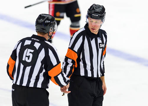 Domarna Patrik Sjöberg(v) och Tobias Björk(h)