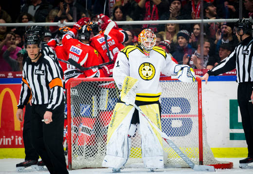 Örebros Kalle Olsson gör 1-0 och jublar med Marko Anttila