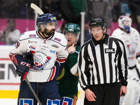 Linköpings Daniel Rahimi och i bakgrunden syns Färjestads