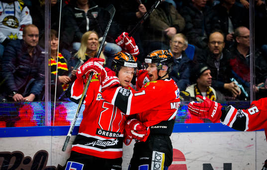 Örebros Daniel Viksten gör 2-1 och jublar med Joel