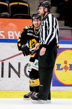 Skellefteås Niclas Burström  och Linjedomare Emil