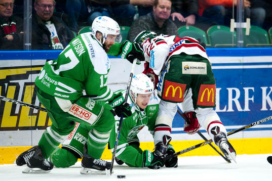 Frölundas Anton Axelsson rensar framför målet