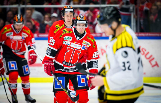 Örebros Kalle Olsson gör 1-0 och jublar