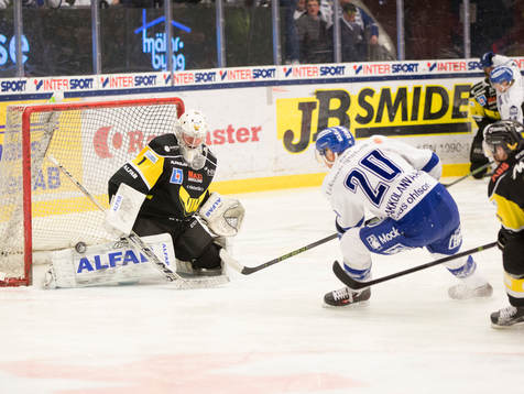 Vitali Koval räddar ett skott från Leksandsspelaren Tommi