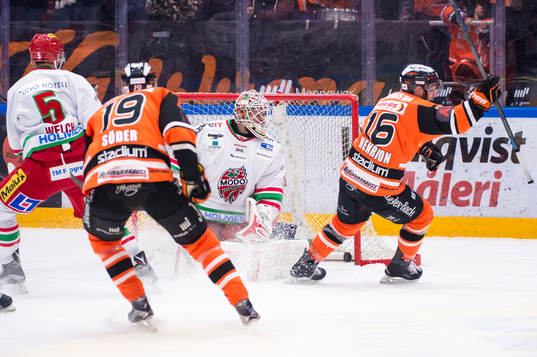 Karlskronas John Henrion har gjort 1-0 till Karlskrona och
