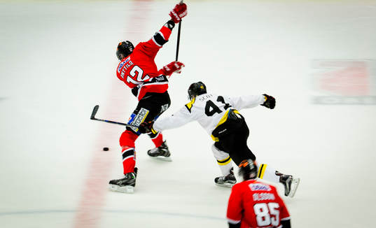 Panorering på Örebros Marko Anttila när han skjuter 3-2