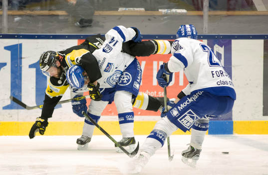 Västerås nr 7 Charlie Cook får en flygtur av Oskar Lang