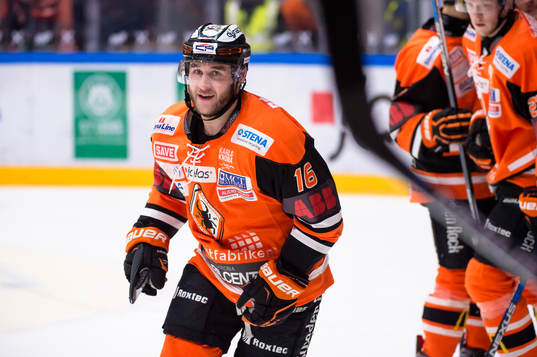 Karlskronas John Henrion har gjort 1-0 till Karlskrona och