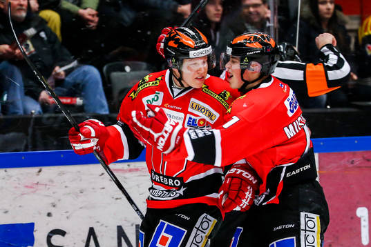Örebros Daniel Viksten och Joel Mustonen jublar
