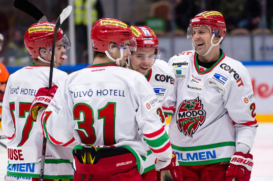 Modos Emil Pettersson har gjort 2-2 och jublar